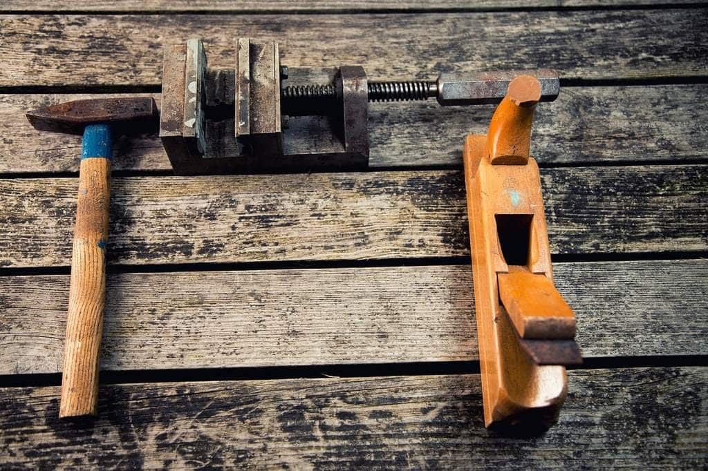 Créer une étagère en bois avec des matériaux de récupération